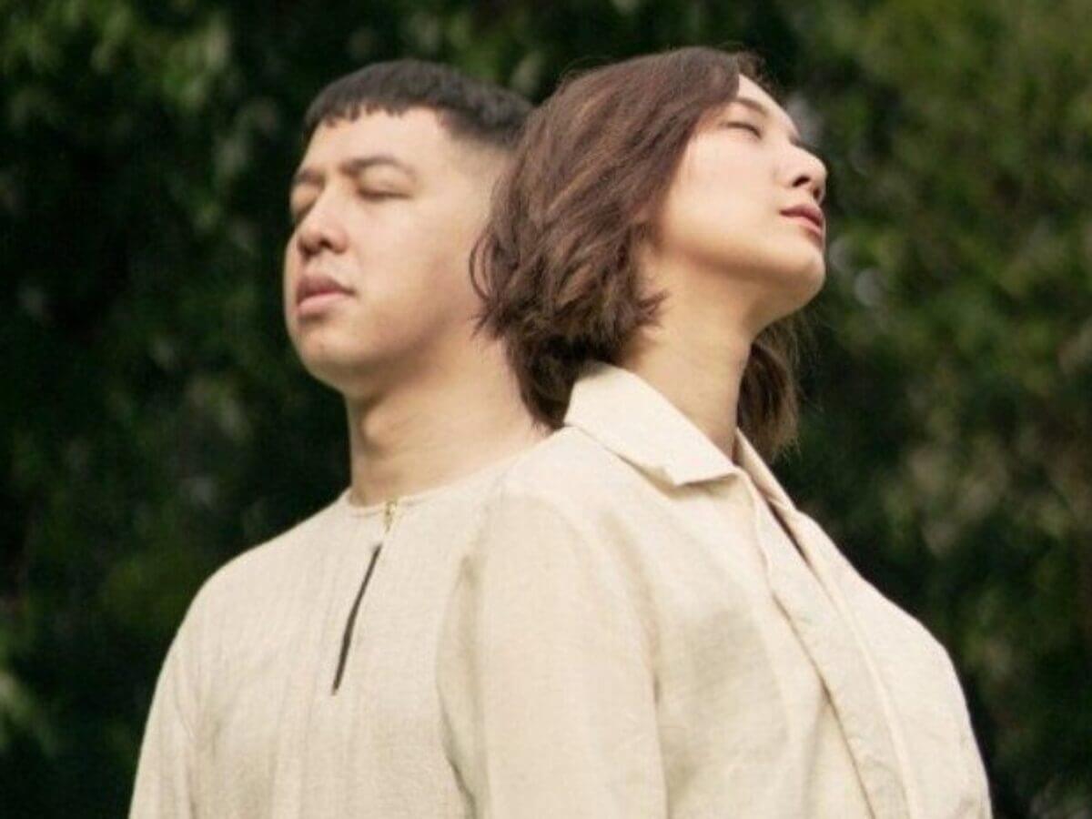 Donne dan Sheila berpose bersisian dengan mata tertutup